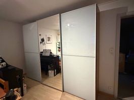 Großer Schwebetürenschrank mit Spiegelfront & Milchglas