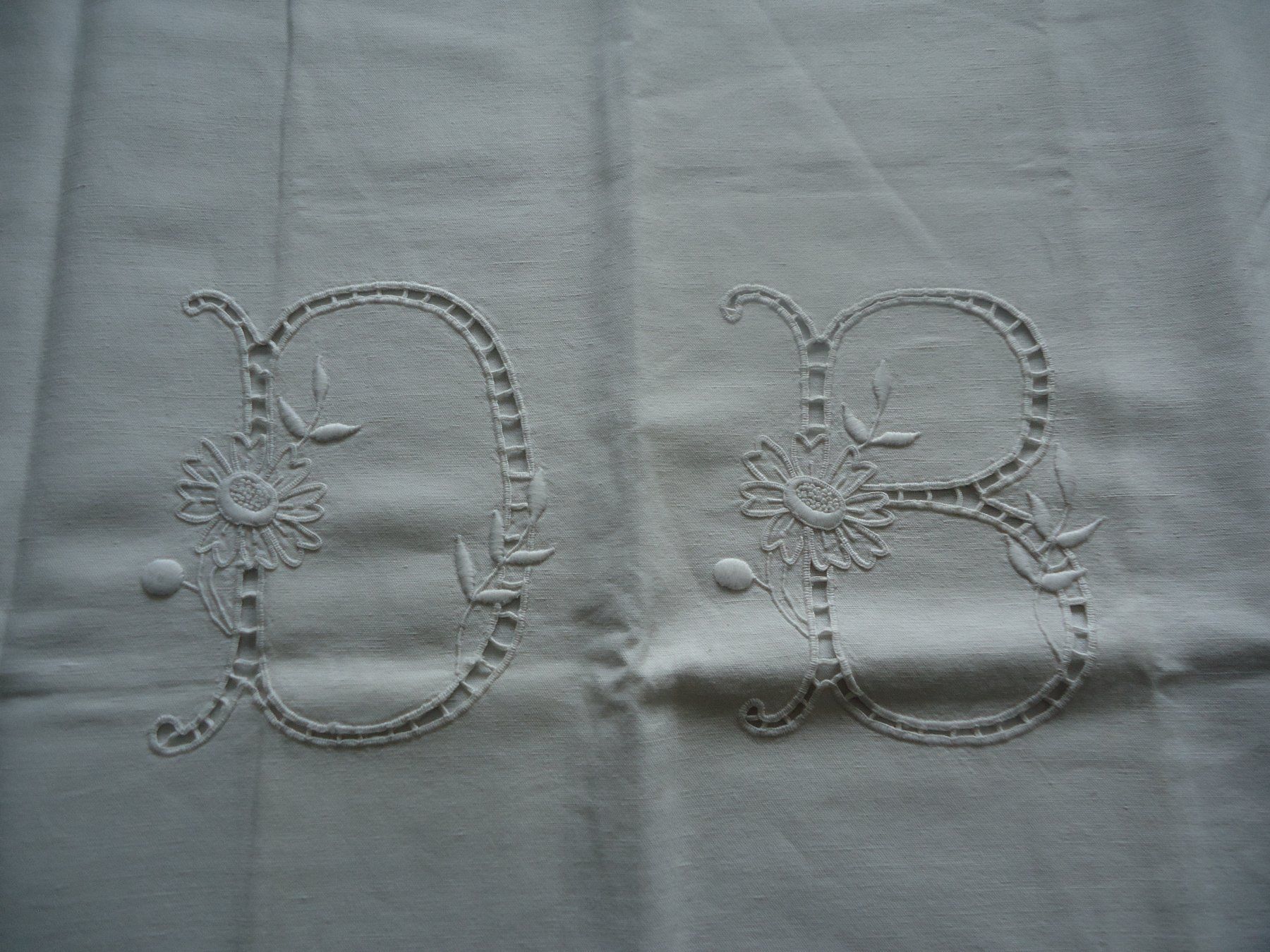 Biancheria da letto: Taie d'oreiller ancienne - Coton - Bordée : D.B. – Usato da Vessy venduto da mafabe 1