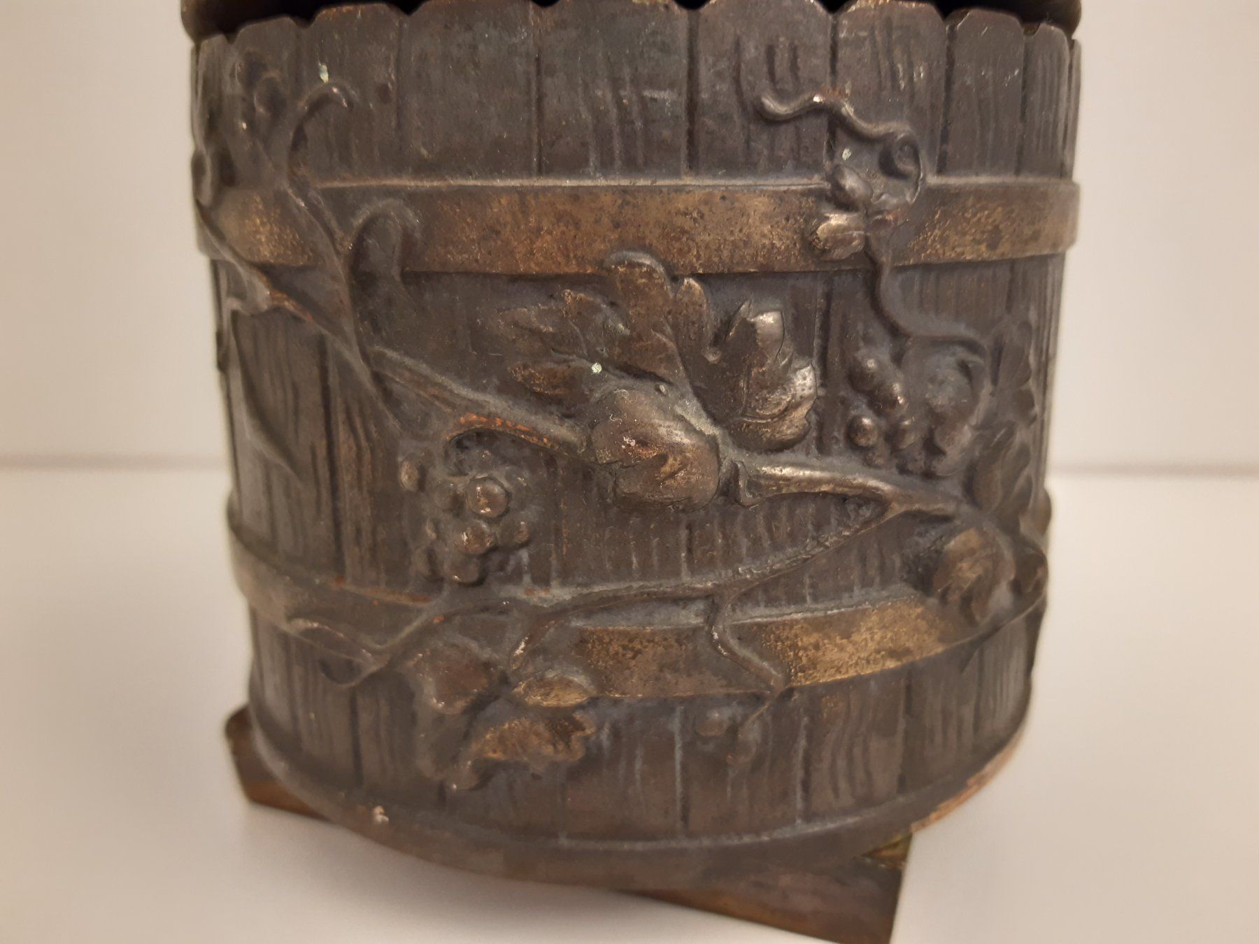 Sculture & Statue: Antike Dose Deko-Traubenpresse, Bronze – Usato da Bévilard venduto da Orscha 7