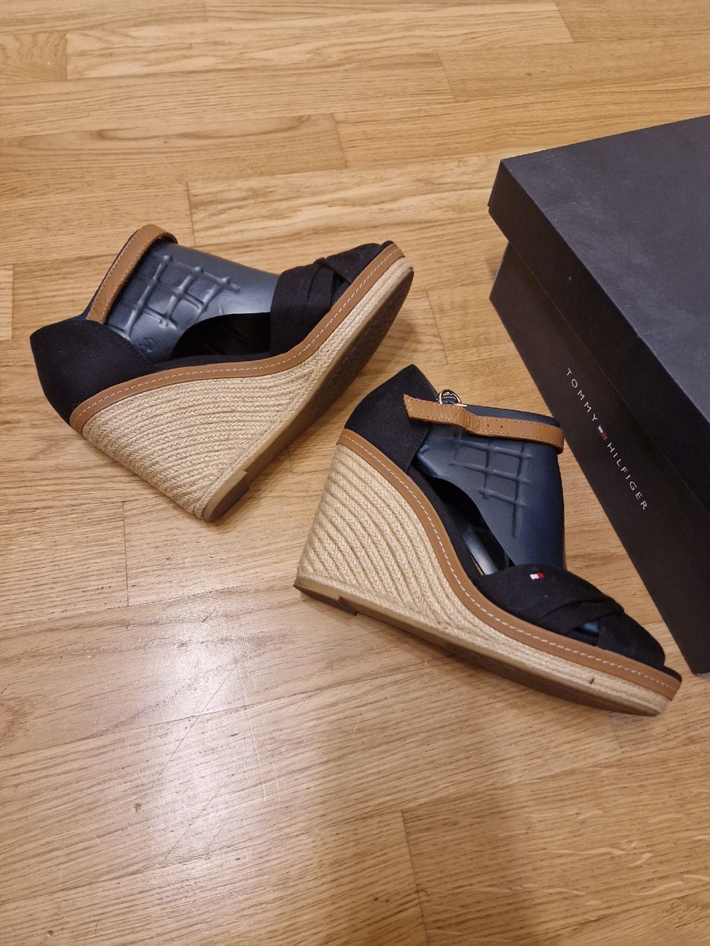 Tommy Hilfiger Scarpe da donna: Sandales compensées Tommy Hilfiger T39 – Nuovo (secondo la descrizione) da Penthaz venduto da Sosotroc