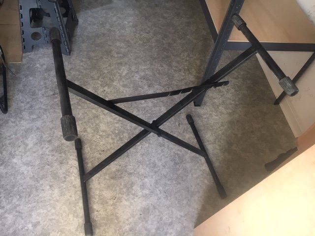 Treppiedi & Teste: Tastatur Ständer-schwarz gebraucht – Usato da Schaffhausen venduto da mariovit 1