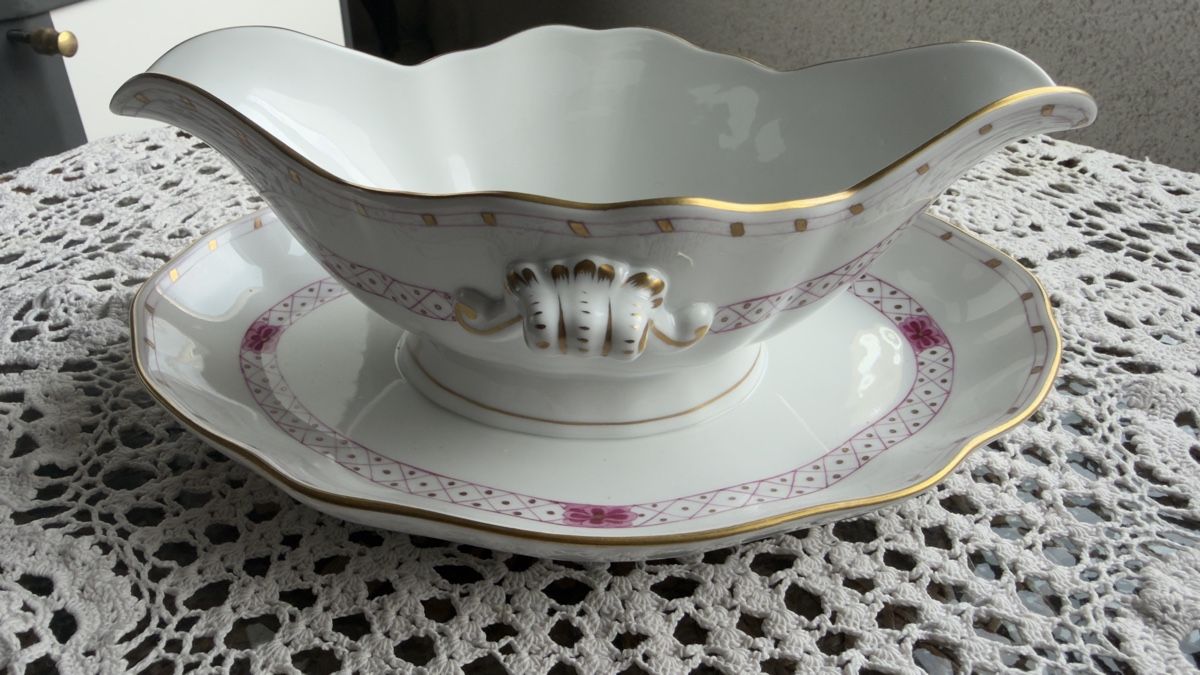 Herend Ciotole: Herend Sauciere mit Unterteller weiss/rosa alt – Usato da Emmen venduto da Lampery