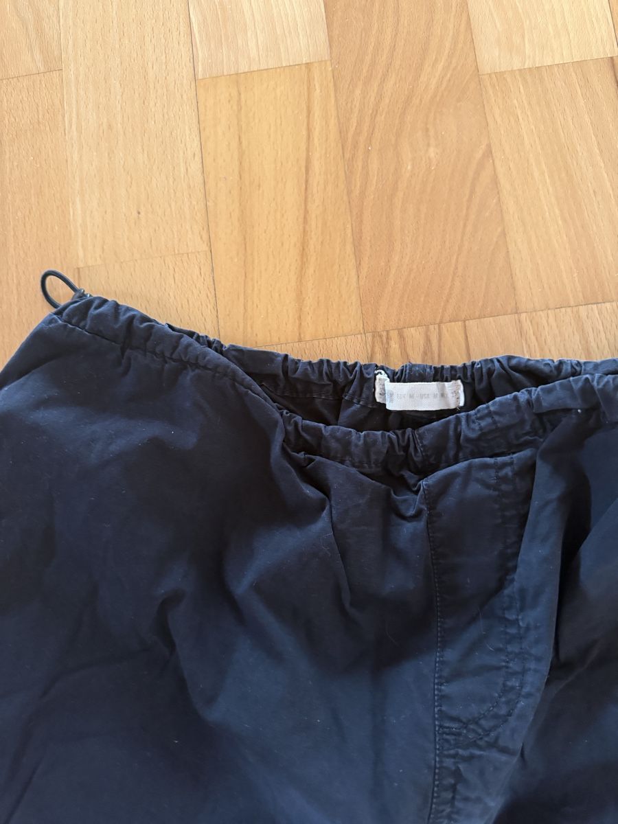 Stradivarius Pantalons: Pantalon parachute noir Stradivarius – D'occasion à Fontainemelon par erin.blm 2
