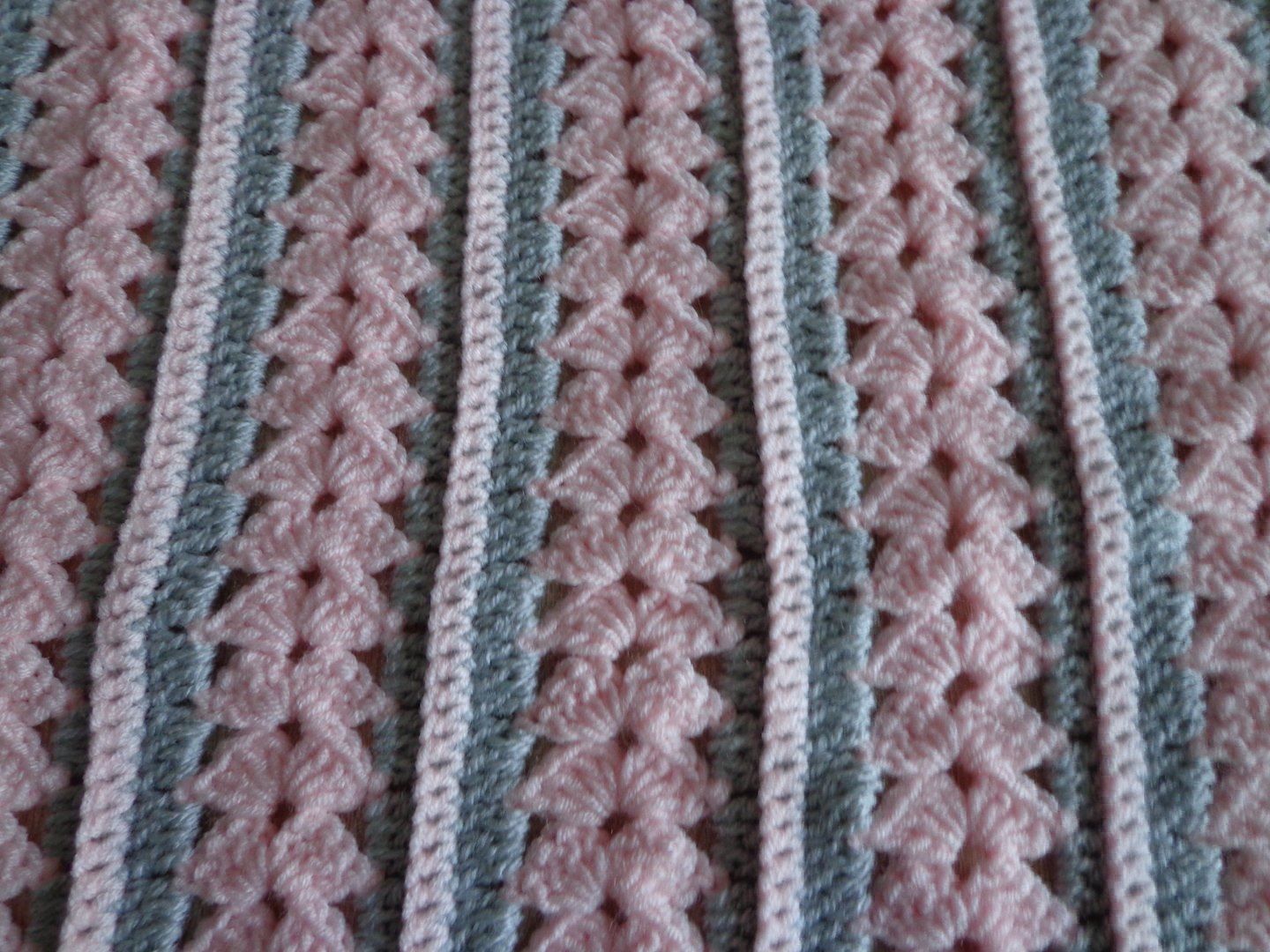 Decken: BABYDECKE GRAU-ROSA GEHÄKELT – Neu (gemäss Beschreibung) aus Kreuzlingen von Ylay 1
