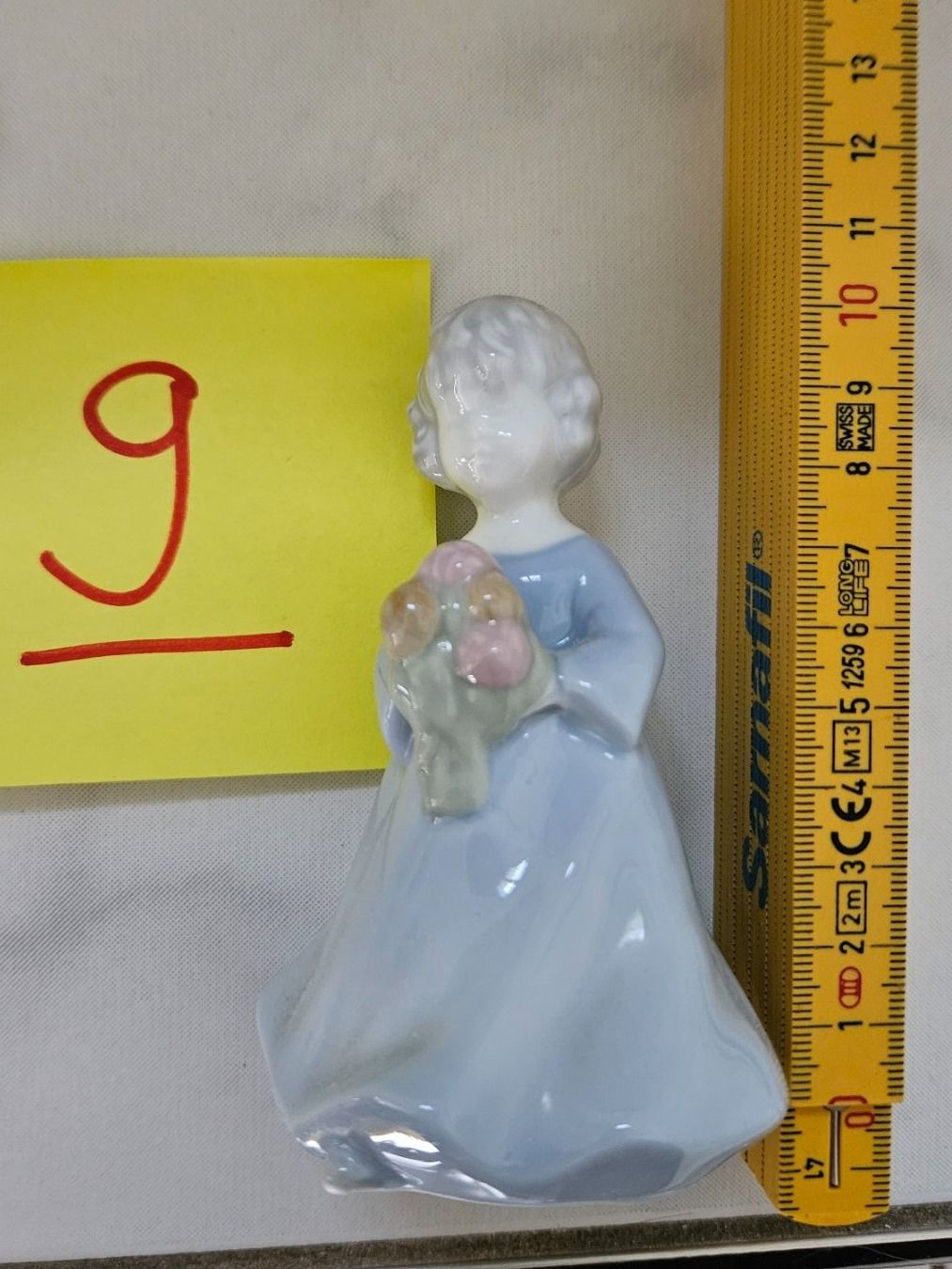 Figuren: Porzellanfigur Mädchen mit Blumenstrauss – Gebraucht aus Meggen von G7957c24 1