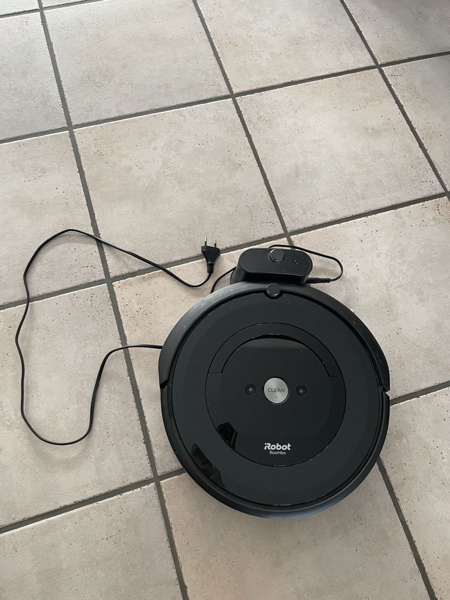 Irobot Aspirateurs & Accessoires: Saugroboter iRobot Roomba e5 mit Ladestation gebraucht – D'occasion à Liestal par Tschoudi 3