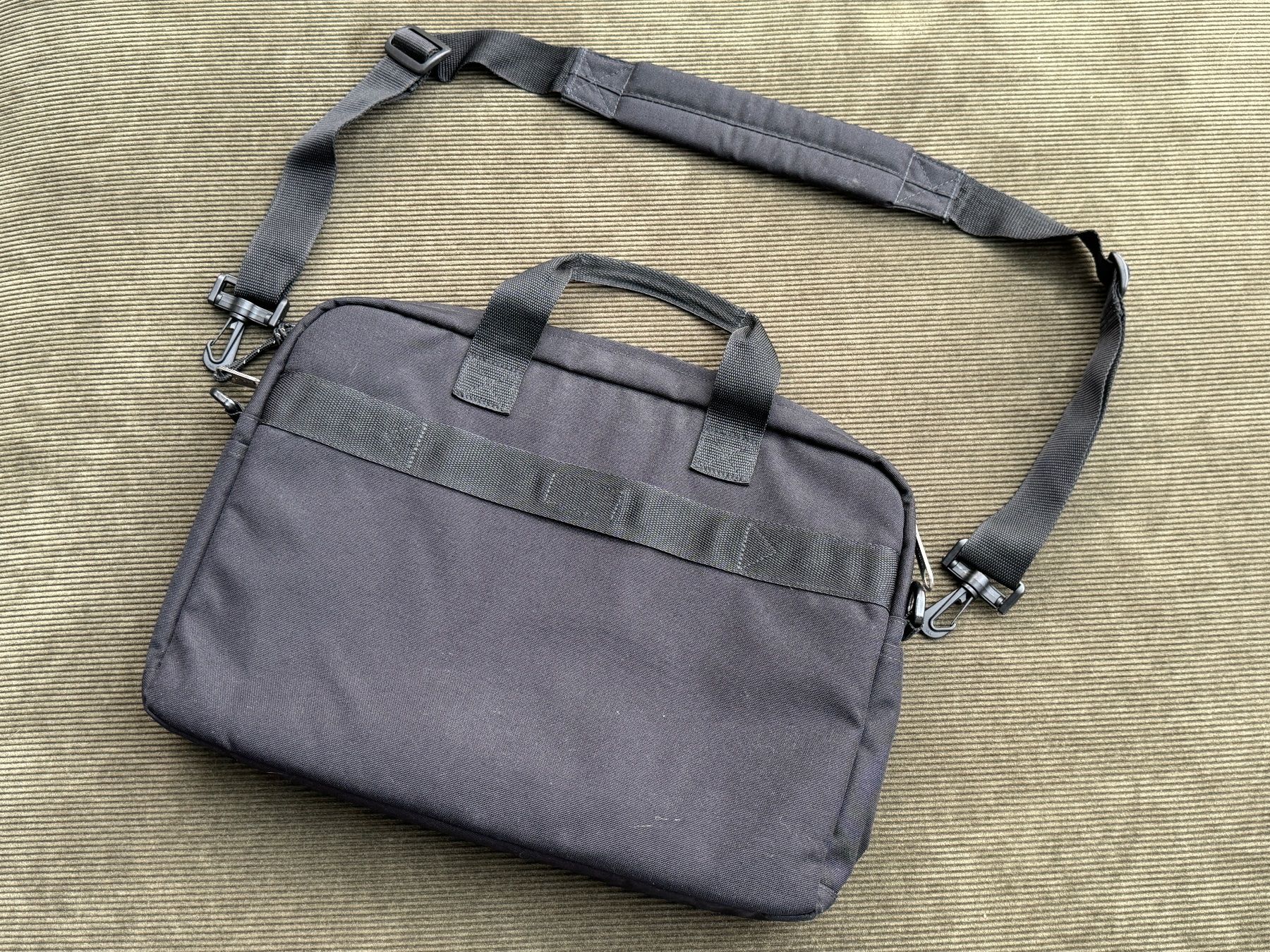 Eastpak Taschen: Laptop-Tasche EASTPAK REBOOT, schwarz – Gebraucht aus Bern von SMNSCHTZ 2