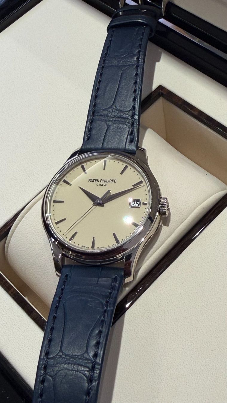 Patek Philippe Montres: Patek Philippe Calatrava 5227G-001 – D'occasion à Randogne par 2G1909 1