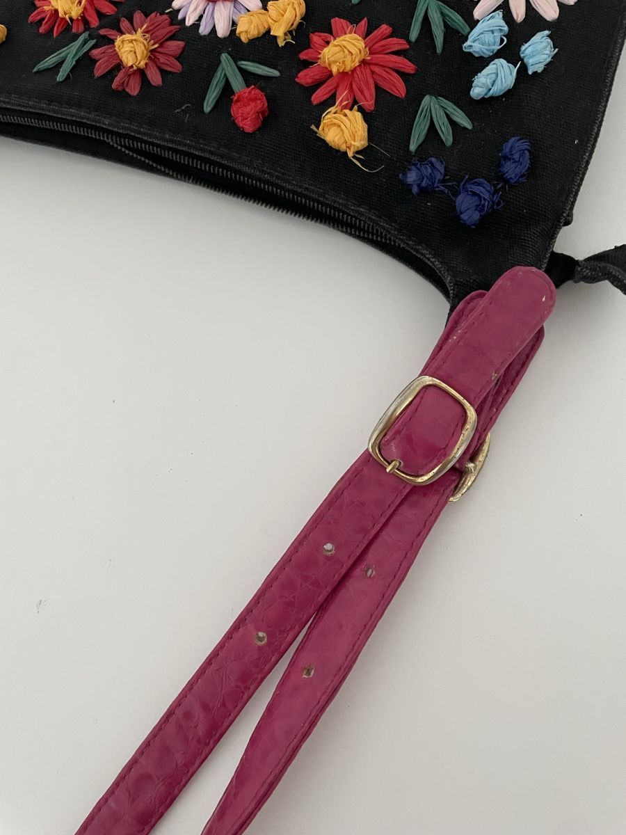 Taschen für Damen: Schwarze Handtasche mit Blumenstickerei – Defekt aus Winterthur von tat_ky5h 5