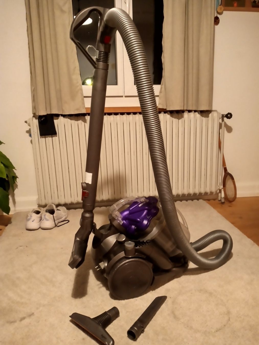 Dyson Aspirateurs & Accessoires: Staubsauer Dyson DC29 mit Zubehör – D'occasion à Prez-vers-Siviriez par Monija70
