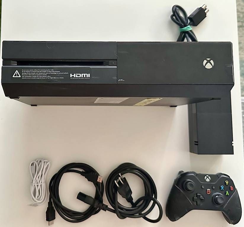 Microsoft Console: Xbox One Black, 1 Tb, 1 joystick, 6 games – Usato da Couvet venduto da Aura_aura 1