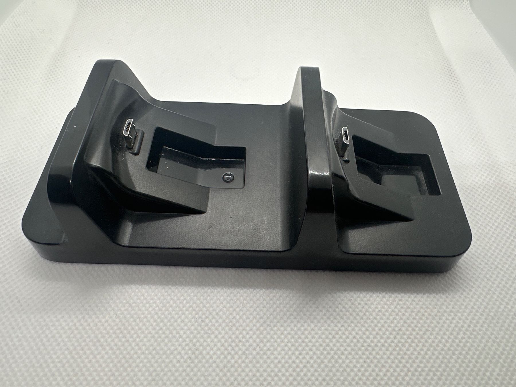 Sony Adattatori & Cavi: Ladestation / Ladegerät PS4 2 Controller inkl Kabel – Usato da Nussbaumen AG venduto da Pika-Shop
