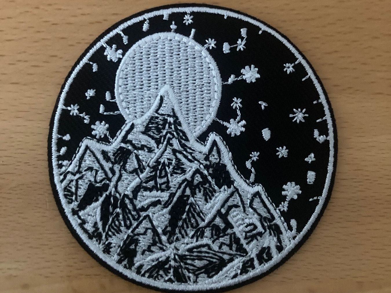 Toppe: Berg Mond Sterne Patch Sticker Aufnäher 1007 – Nuovo (secondo la descrizione) da Horn venduto da abutre72