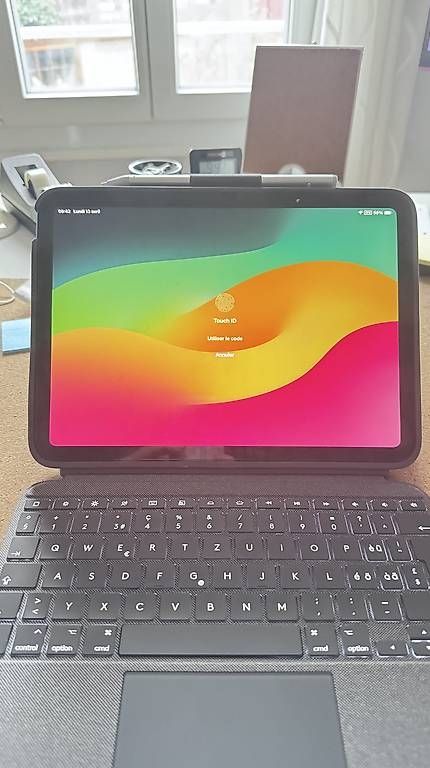 Apple Tablet PC: iPad 10, 256Go bleu avec clavier Logitech et étuis – Usato da Crissier venduto da Licorne1234