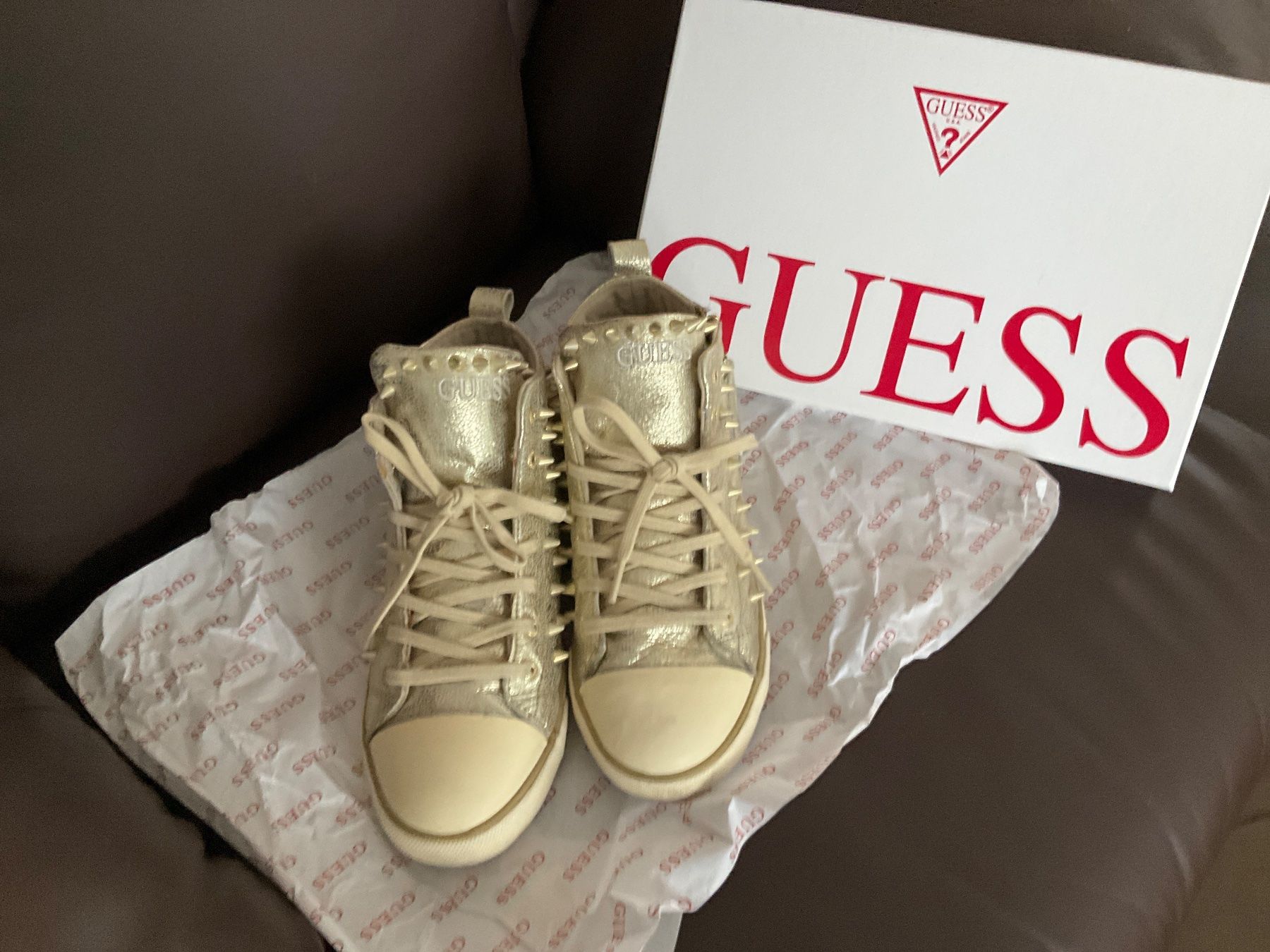 Guess Chaussures femmes: Basket Guess pointure 39 dorée occasion – D'occasion à Murten par Louis1954