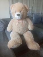 Grosser, kuscheliger Teddybär sucht neues Zuhause!