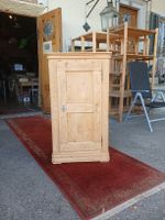 Kleiner Tannenholz Schrank 