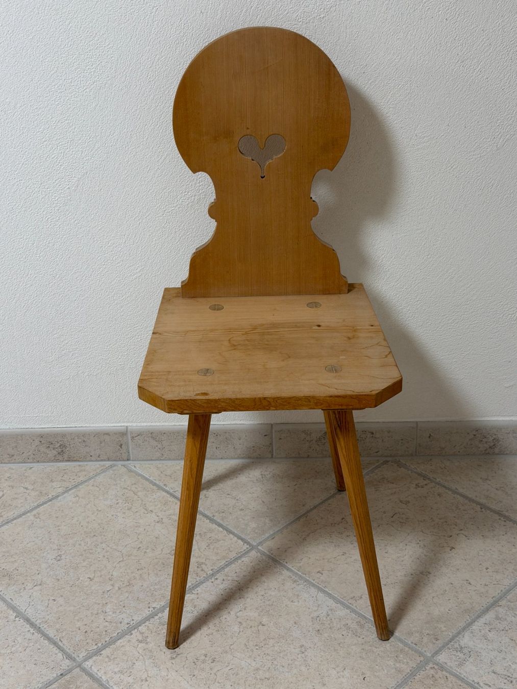 Chaises: Rustikaler Holzstuhl mit Herz, Sttabelle – D'occasion à Jenaz par Sandrobordoli