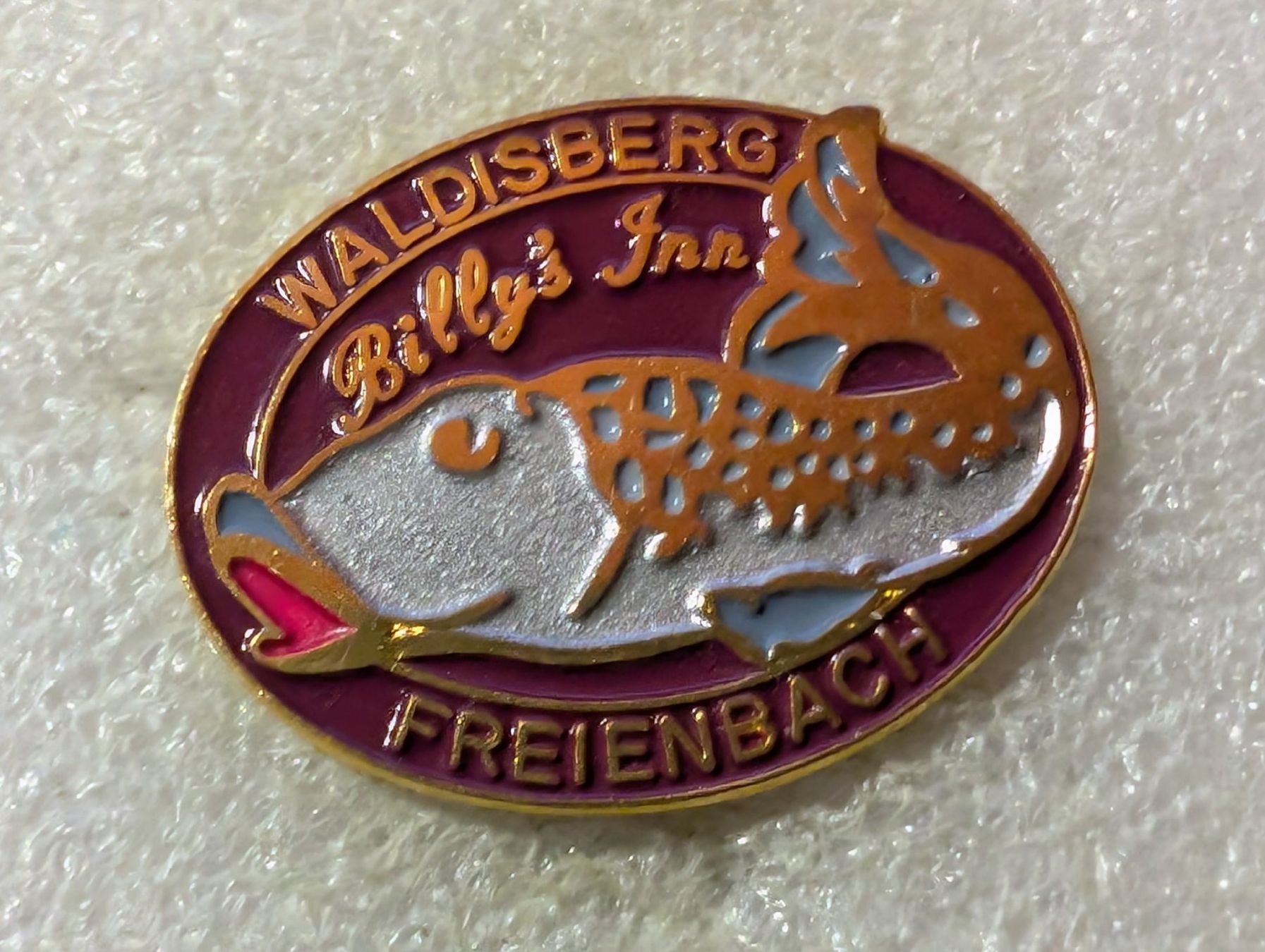 Plaketten & Abzeichen: Ansteckpin 132: Billy's Inn Freiensbach – Gebraucht aus Oppligen von Pin-Fall-Shop