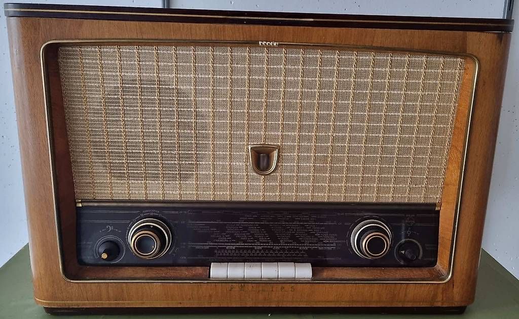 Radio: Radio vintage – Usato da La Chaux-de-Fonds venduto da RICAMAW