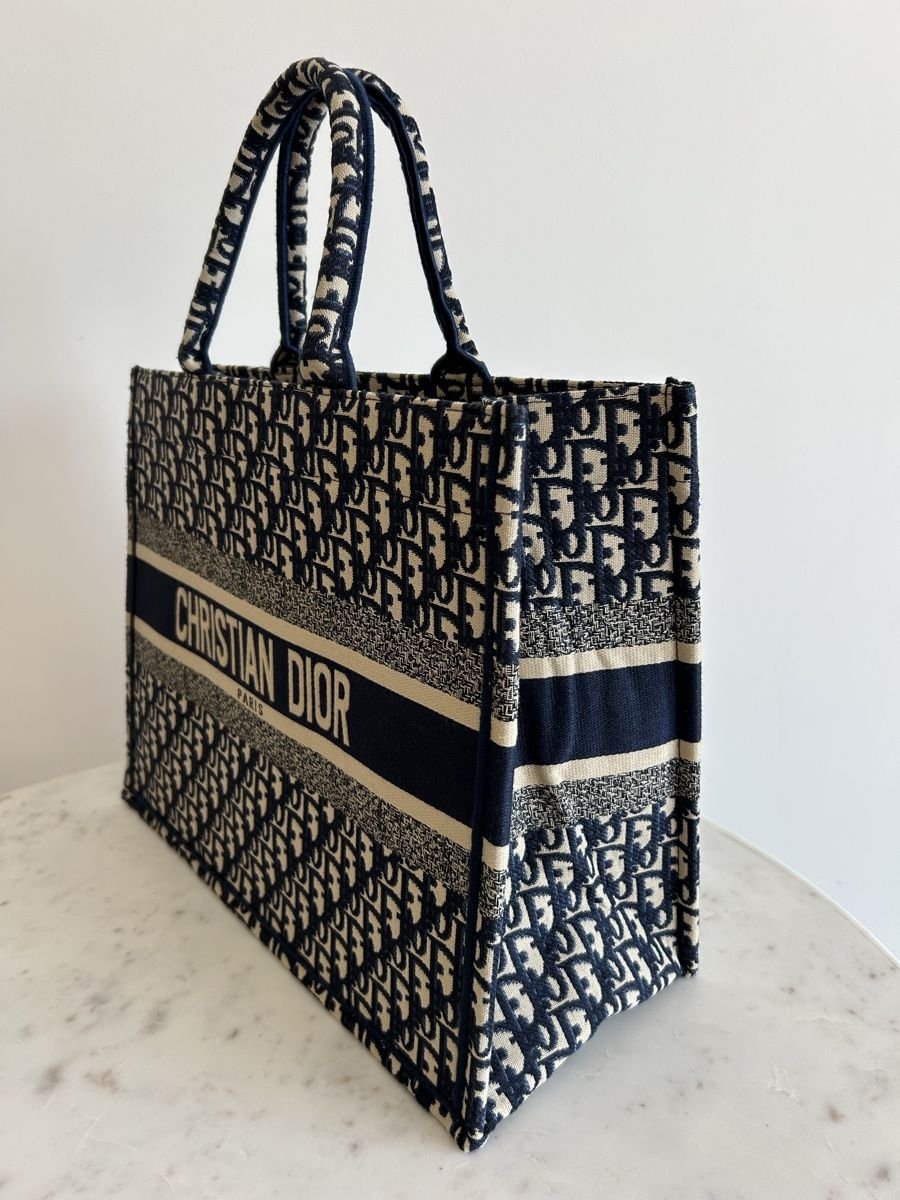 Sacs femmes: Dior Large Book Tote Bag – D'occasion à Kilchberg ZH par malibubeach 2