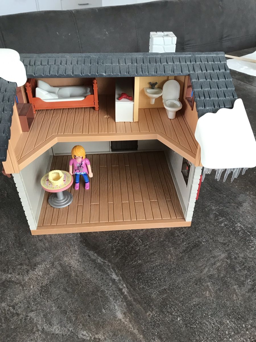 Playmobil Giocattoli: Playmobil,Winterhaus mit Hunden – Usato da Subingen venduto da Bea8 1