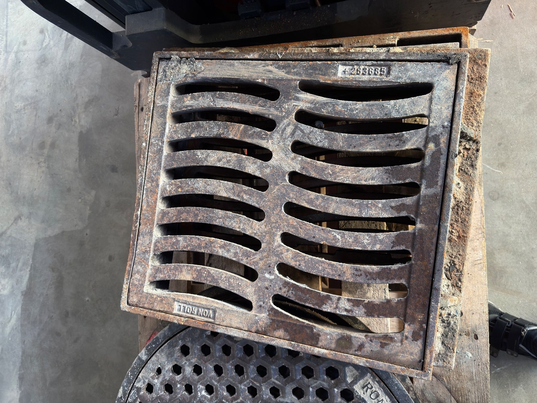 Altri materiali per l'edilizia: Diverse Schachtdeckel Kanaldeckel 3x Rund 2x quadratisch – Usato da Abtwil SG venduto da SHost 3
