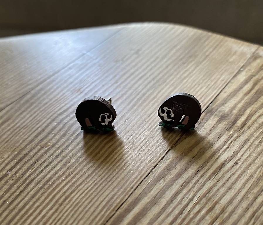 Orecchini pendenti & Orecchini a lobo: Mini Ohrstecker Faultier aus Holz  – Usato da Zürich venduto da emw_cpq8 1
