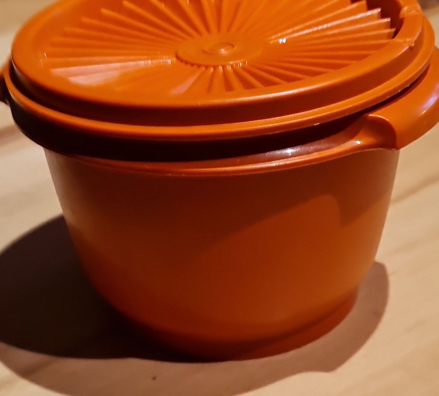 Tupperware Contenitori & Simili: Tupperware Behälter mit Deckel orange gebraucht – Usato da Münsingen venduto da Cuci31
