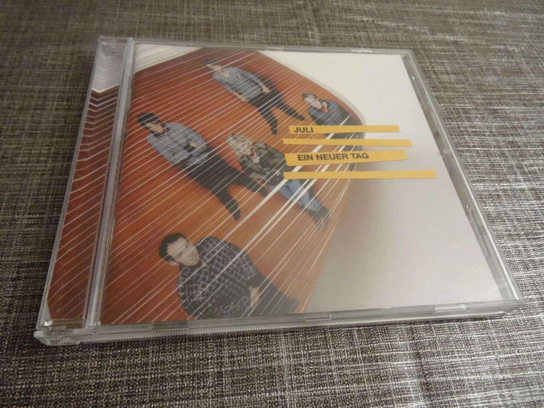 CD: Juli - Ein neuer Tag (CD) – Usato da Olten venduto da Disc-Ausverkauf