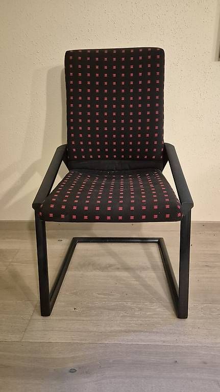 Chaises: 6 Stühle zu verschenken – D'occasion à Märstetten par Optika