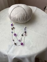 Zweitrangige lange Halskette in violetten Farben, 44 cm lang
