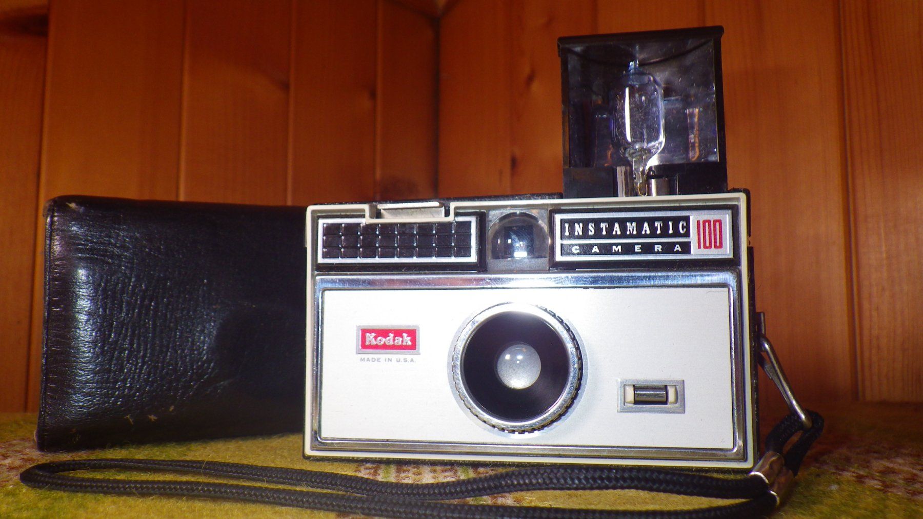 Kodak Fotocamera: Kodak Instamatic 100 avec étui – Usato da Corbeyrier venduto da SkinGraft