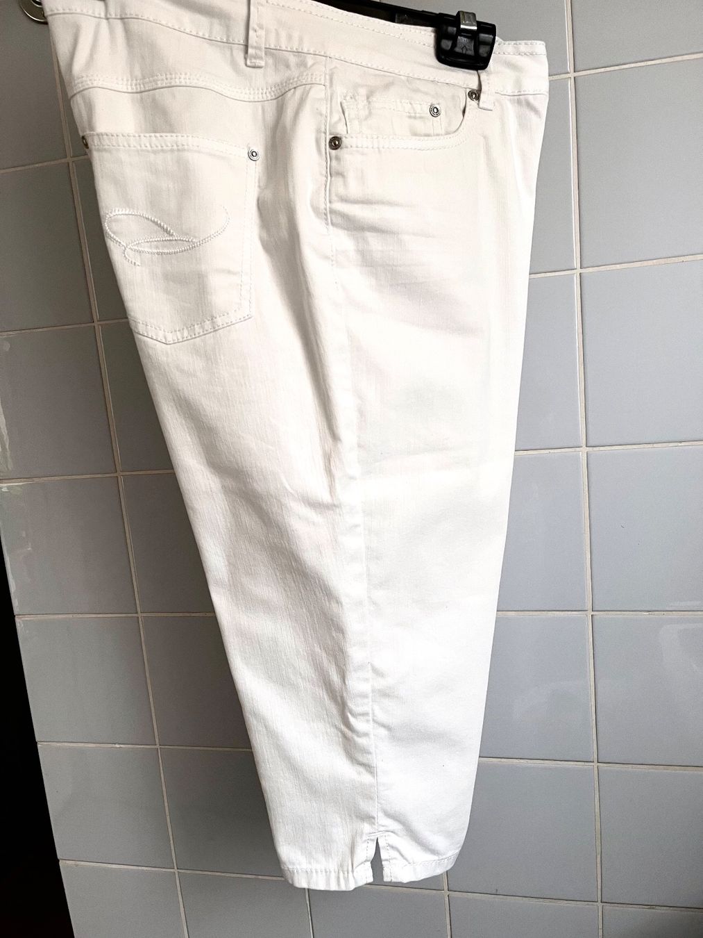 Pantaloni: Damen Capri Jeans weiss Grösse 40 – Usato da Adliswil venduto da eri.40 1