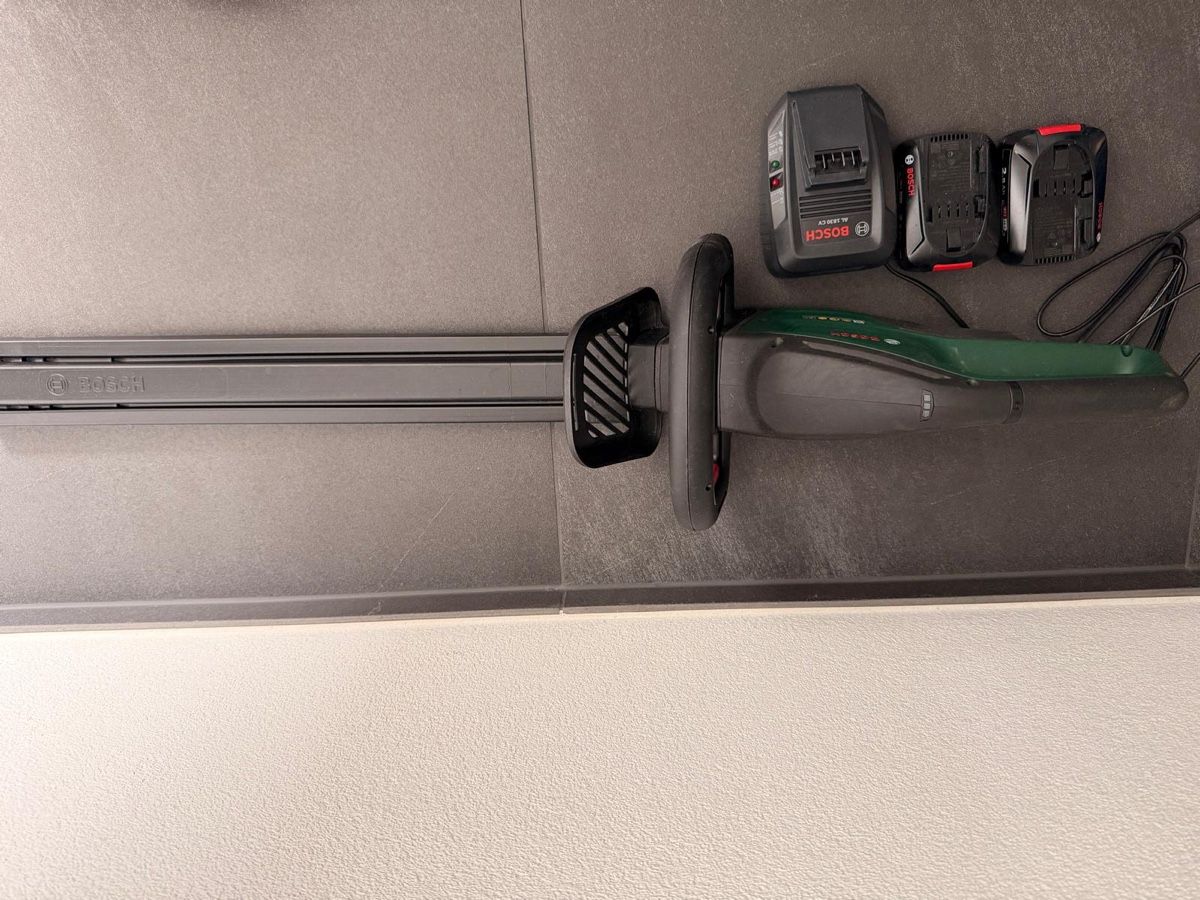Bosch Tutti gli attrezzi: Bosch Akku Heckenschere UniversalHedgeCut 18V – Usato da Adligenswil venduto da Brocki_Adlige
