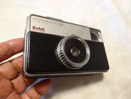 KODAK INSTAMATIC 133 CAMERA-MIT TRAGEGURT.ENGLAND.LÄÜFT