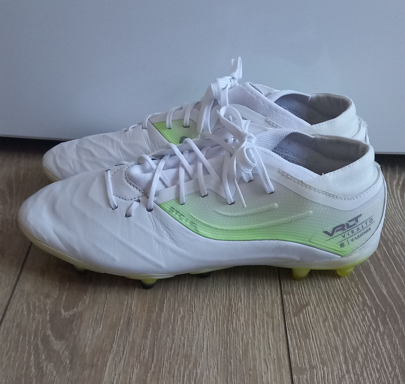 Scarpe da uomo: Fussballschuhe 44, weiss – Usato da Rorbas venduto da siramad