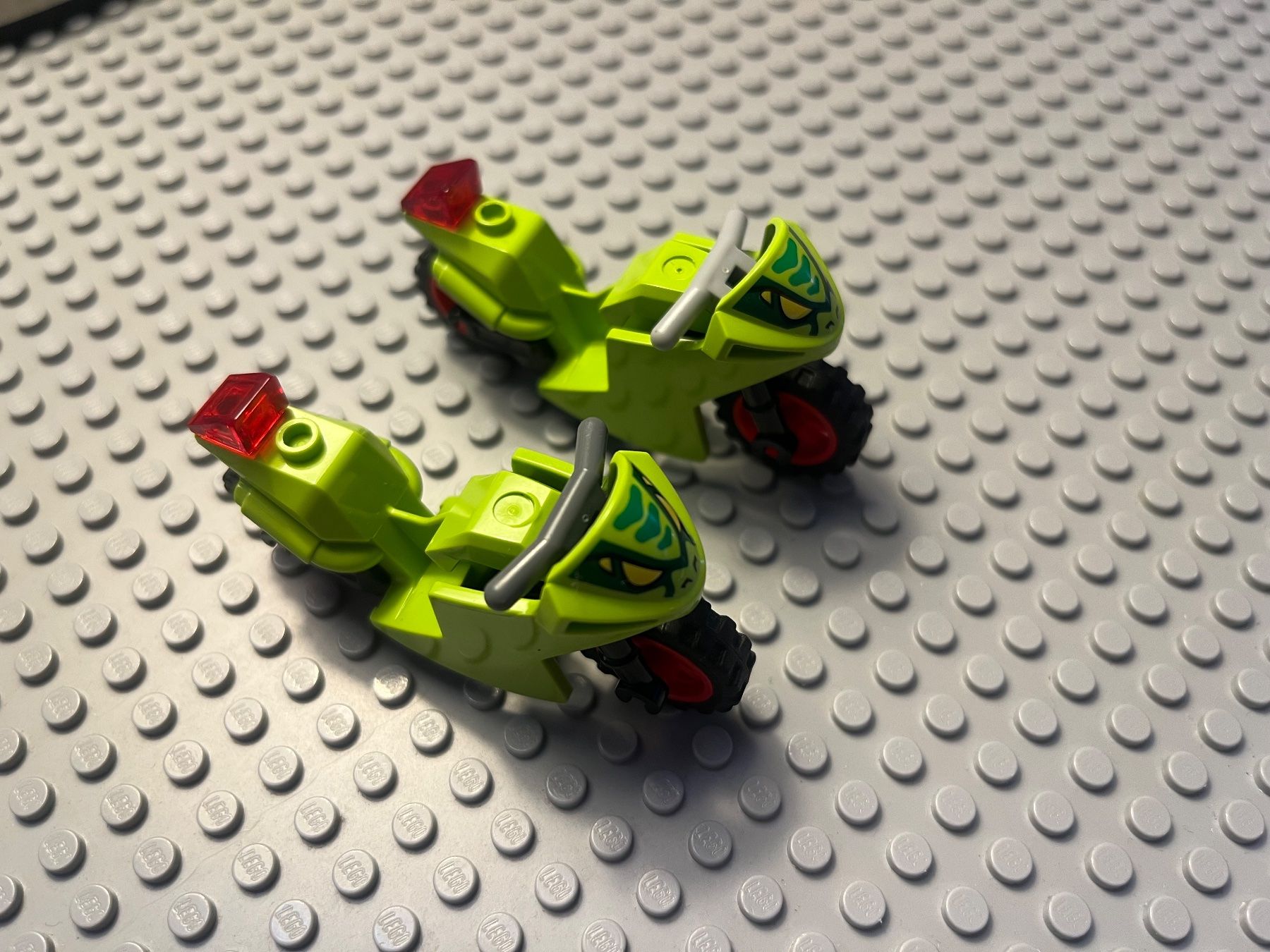 Lego Kit di costruzioni: Lego 2x Motorrad mit Schlangengesichtsmuster – Usato da Basel venduto da Swi-7621 1