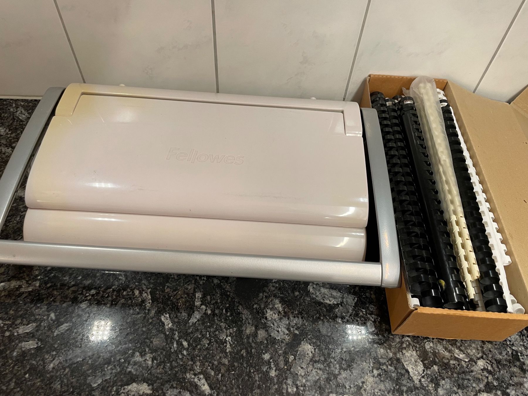 Fellowes Macchine rilegatrici: Fellowes Star 150 Plastikbindegerät mit Zubehör – Usato da Huttwil venduto da mir_ghn5 1