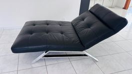 Elegante Relaxliege aus Leder, schwarz, neuwertig!
