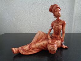 Afrikanische Frau mit Krug (21.5 cm)