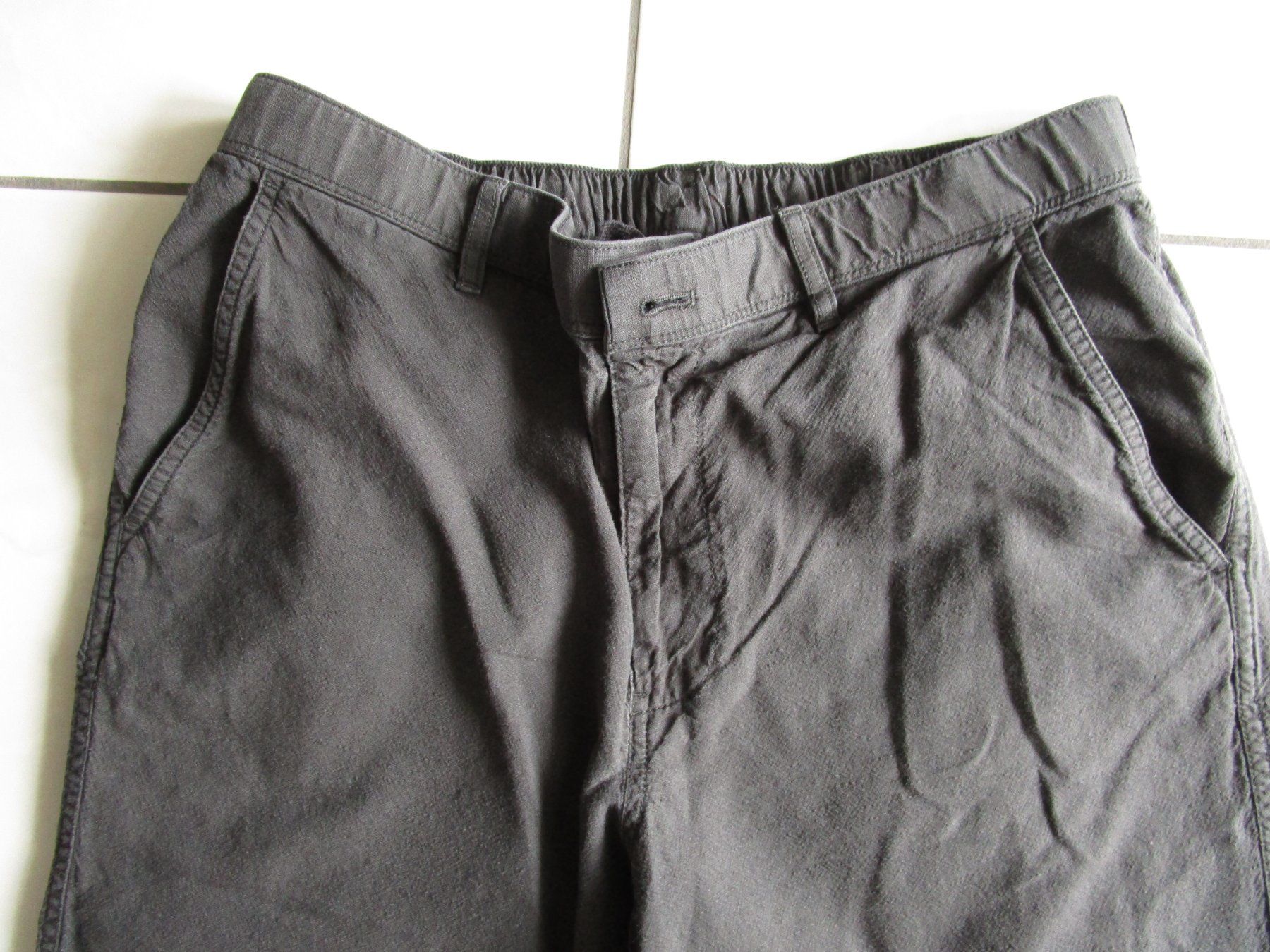 Uniqlo Pantaloni: Hose Uniqlo Gr. M schwarz – Usato da Volketswil venduto da Globine100 1