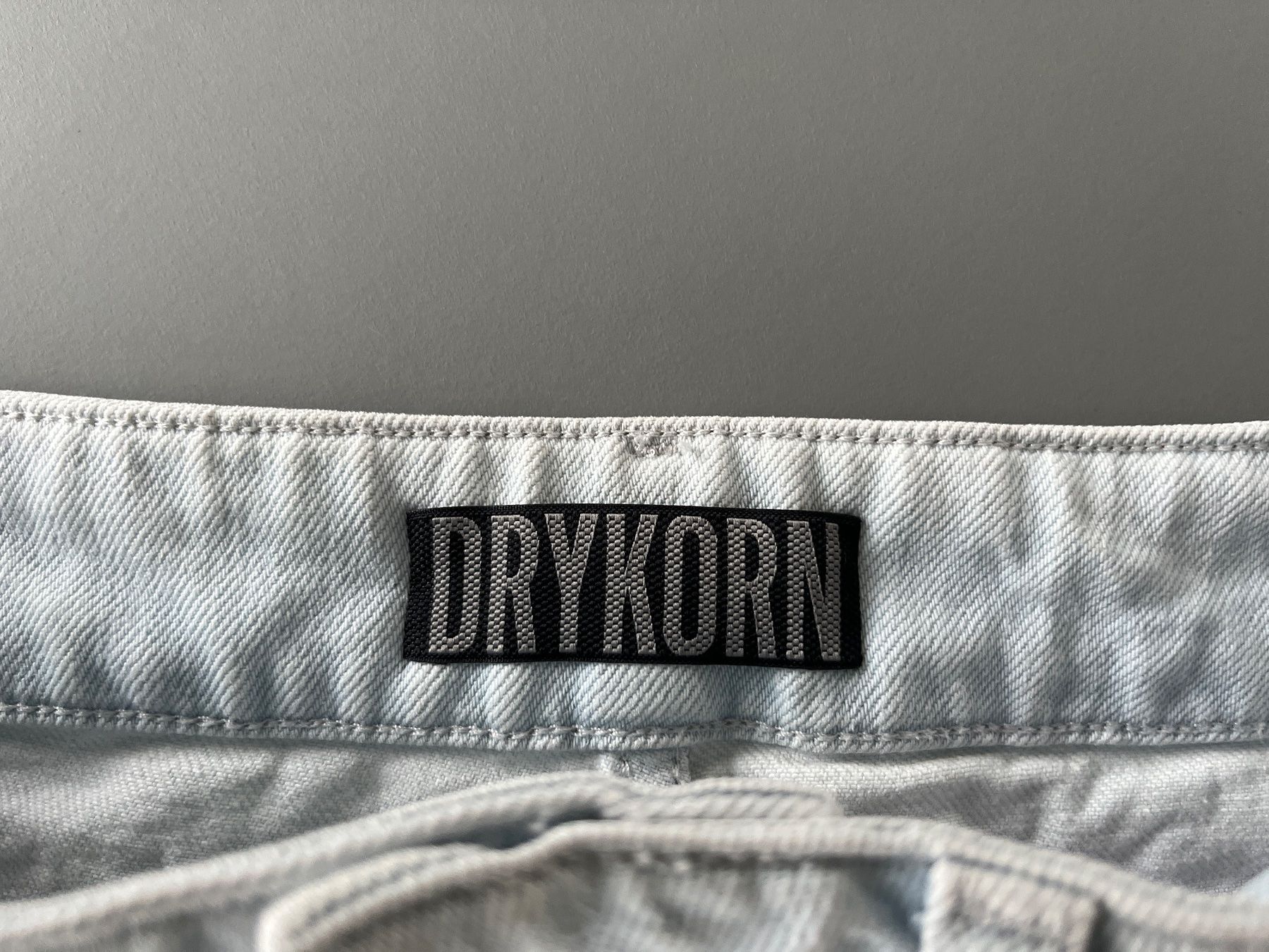 Drykorn Pantaloni: Drykorn Shorts 27 – Usato da Rossrüti venduto da Piccola7 4