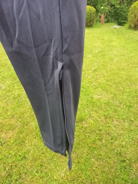 Adidas Pantaloni: Trainerhose von adidas Gr. M kaum getragen – Nuovo (secondo la descrizione) da Oberuzwil venduto da venditum. 1