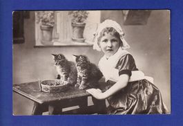 ENFANT - Jeune fille et chats