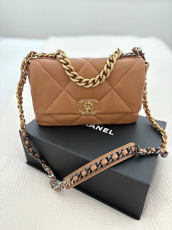 Sacs femmes: Sac CHANEL 19 Camel – Neuf avec emballage d'origine à La Chaux-de-Fonds par kim_6hn7