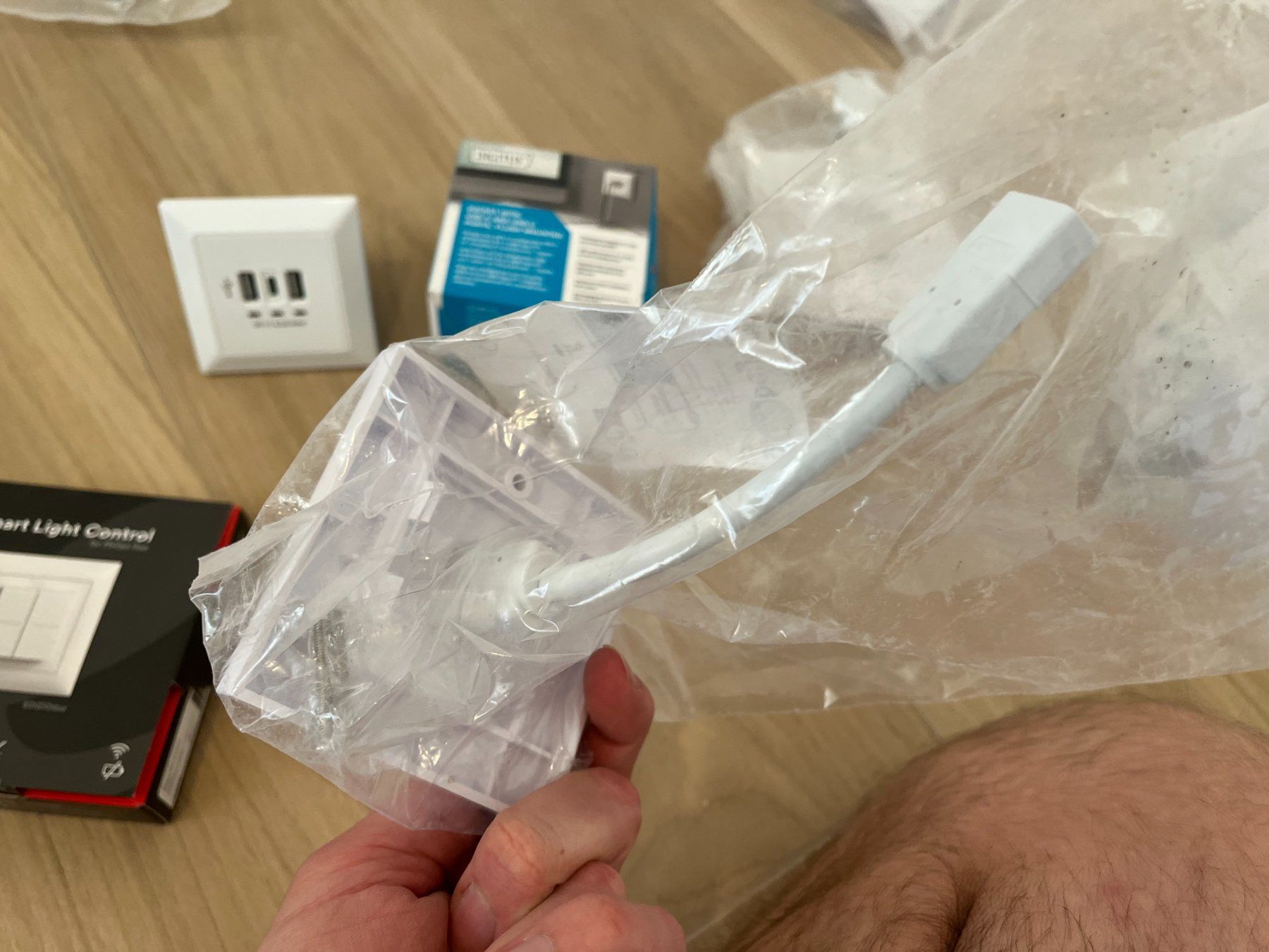 Spine: 5x HDMI Wanddose, 2x Digitus USB A & USB C Wanddose – Usato da Frauenfeld venduto da Hv 7