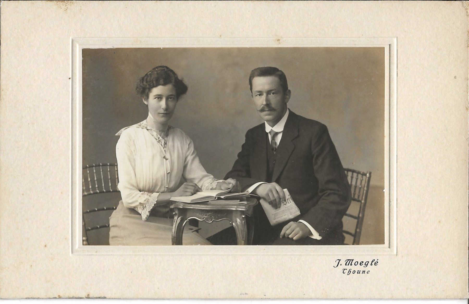 Cartes postales: Kabinettfoto, Thun, Moeglé, Ehepaar – D'occasion à Frauenfeld par Merk52