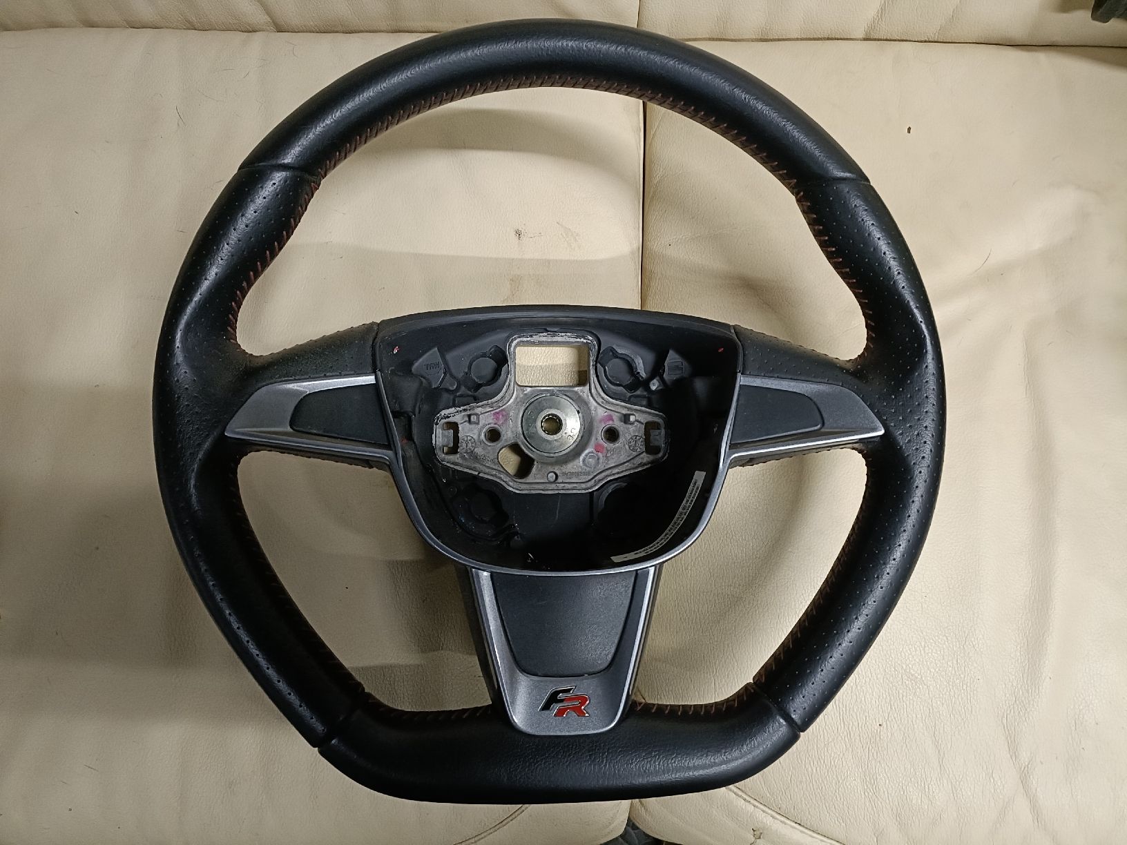 Seat Tutti pezzi di ricambio auto: SEAT Leon FR Lenkrad – Nuovo (secondo la descrizione) da Kreuzlingen venduto da home_and_more