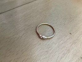 Damen Ring goldfarben mit drei kleinen Steinen ungebraucht
